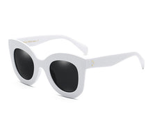 Laden Sie das Bild in den Galerie-Viewer, DRESSUUP Fashion Big Frame Sunglasses Women Brand Designer Vintage Rivet Shades Female Sun Glasses Oculos De Sol Feminino