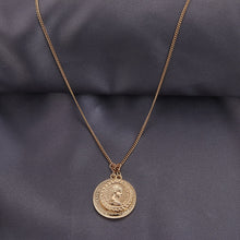 Laden Sie das Bild in den Galerie-Viewer, New  Vintage Medusa Portraitnts Coin Gold